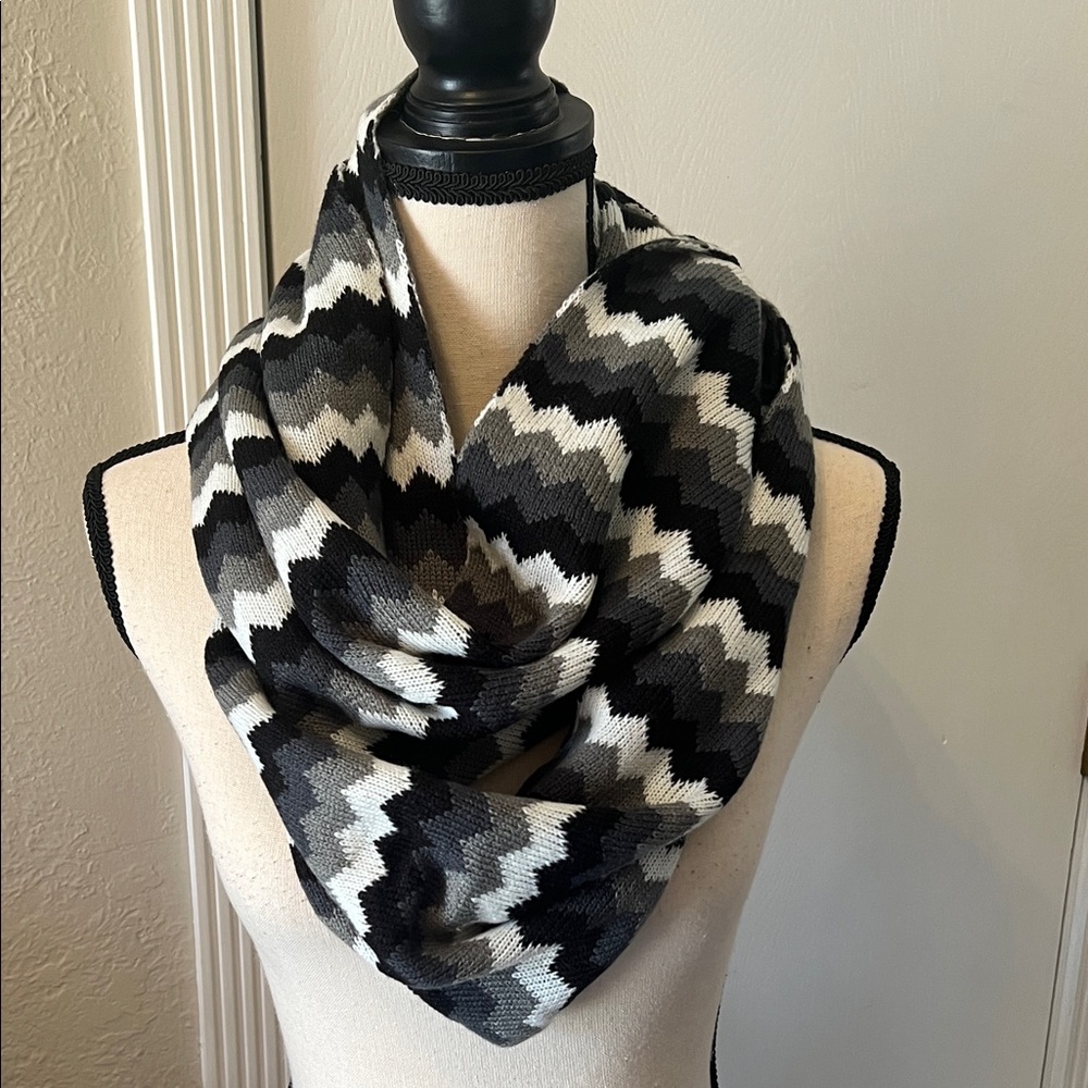 Chevron Patterned Scarf in Black, Gray, and White